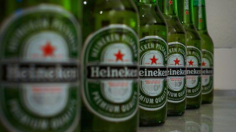 Heineken припиняє продажі і виробництво свого пива в Росії