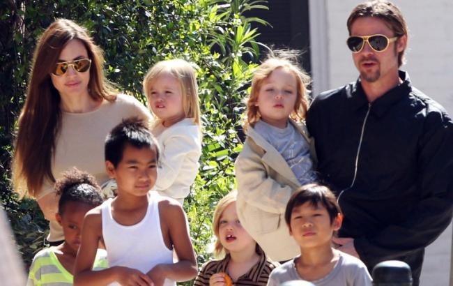 У Джоли и Питта появится седьмой ребенок