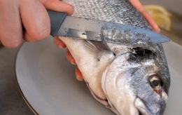 Як швидко почистити рибу від луски: спосіб, який заощадить час