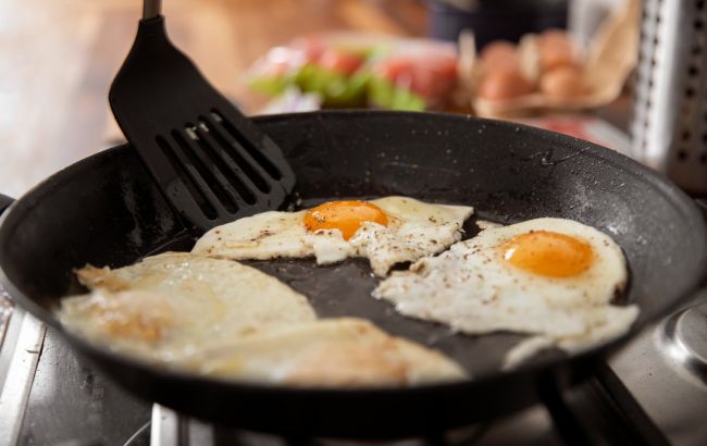 Не буде брудного посуду: у мережі показали неймовірний спосіб приготування яєчні