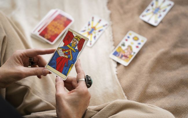 Таро-гороскоп на 1 октября: каким знакам Зодиака начало месяца принесет триумф