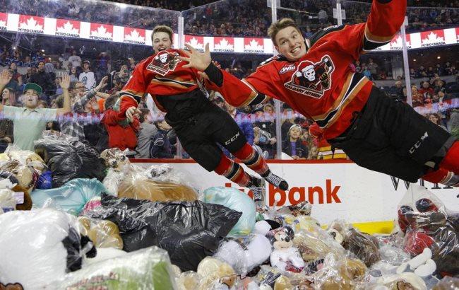 У Канаді хокеїстів закидали плюшевими ведмедиками