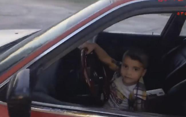 Трехлетний малыш дрифтит на BMW