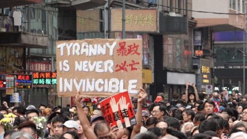 В Гонконге протестующие заблокировали железную дорогу