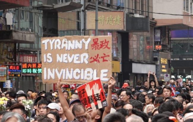 В Гонконге протестующие заблокировали железную дорогу