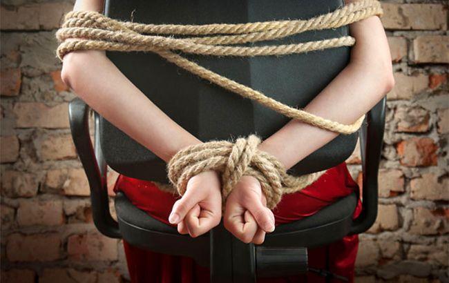 В Хмельницком мужчины хотели вывезти 21-летнюю девушку за границу в сексуальное рабство