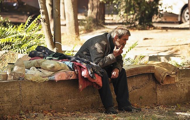 В Киеве пожаловались на бездомных, которые массово поселились в подвале (видео)