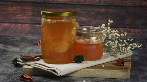 Испорчен, подделка или наоборот полезен? Что на самом деле значит белая пенка в банке с медом