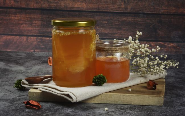 Зіпсований, підробка чи навпаки корисний? Що насправді значить біла пінка в банці з медом