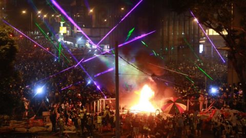 У Гонконзі поліція застосувала сльозогінний газ і водомети