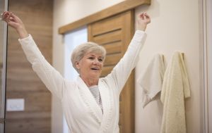 Чому після 65 років не варто приймати душ щодня: багато хто цього не знає