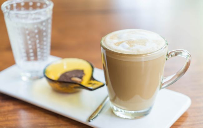 Підвищиться рівень холестерину в крові: кому не можна пити каву з молоком