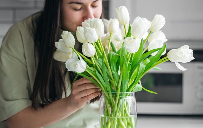 Тюльпани у вазі перестануть в&rsquo;янути за секунди: садівниця назвала простий трюк