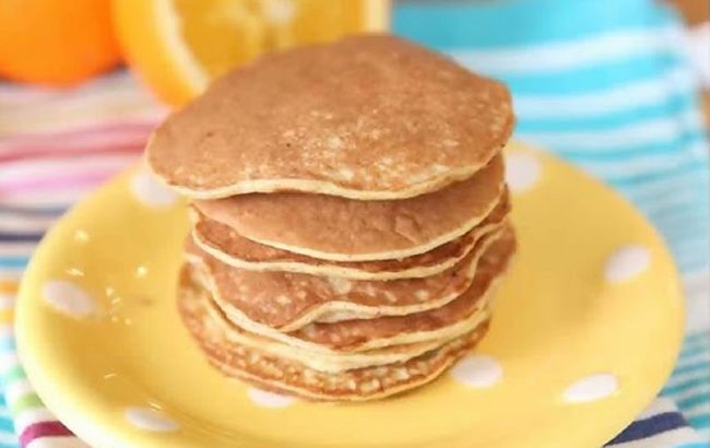 Просто банан и творог: полезные оладьи без муки, которые покорили сеть