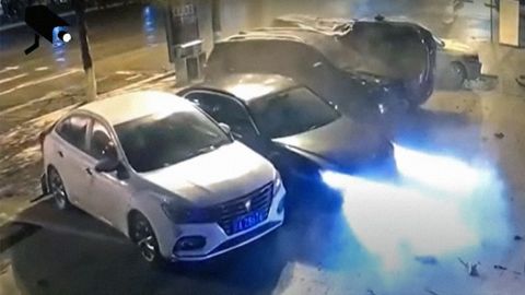 Автомобільний паркур: автомобіль впав на парковку і приземлився точно на вільне місце