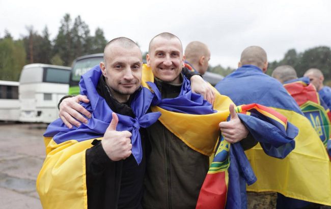 "Малышка только по фото знает папу". Репортаж РБК-Украина с обмена пленными (видео)