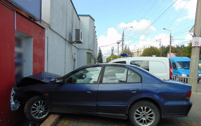 В Черновцах водитель врезался в дом и устроил стрельбу