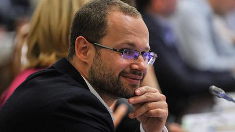 Українського нардепа зловили на перегляді пікантних фото в Раді