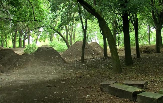 Трамплины из надгробий: на еврейском кладбище в Ровно устроили велопарк (видео)