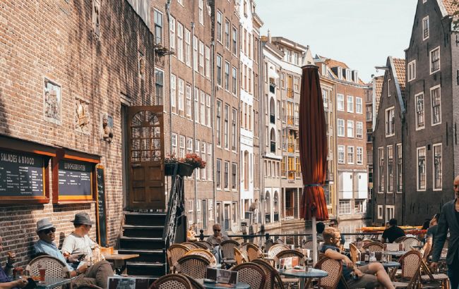 В Амстердамі знову хочуть заборонити продавати канабіс іноземцям через "погану поведінку туристів"