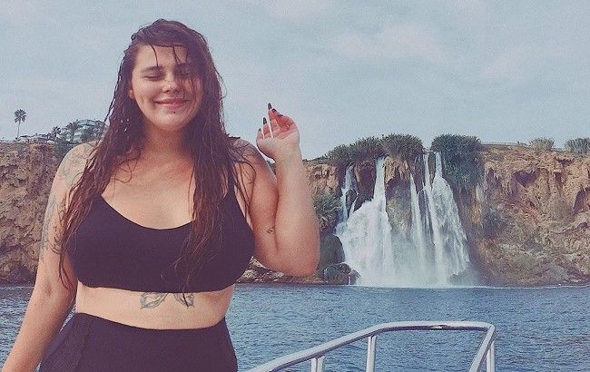 "Відчуваю себе звабливою": солістка KAZKA в купальнику закликала любити своє тіло