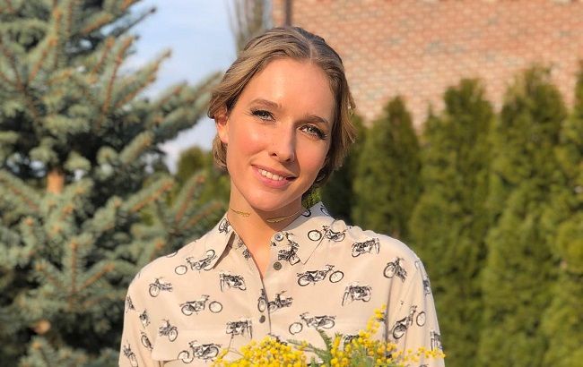 В картатому пальті і з вербою: стильна Осадча привітала українців зі святом