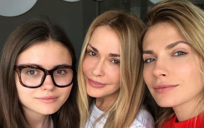 Три красуні: Ольга Сумська знялася в яскравій фотосесії з дорослими доньками
