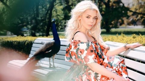 Алина Гросу блеснула аппетитными формами в полупрозрачном мокром платье