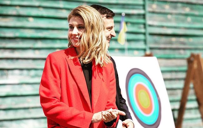 Сама елегантність: Олена Зеленська захопила total red образом у сукні-вишиванці