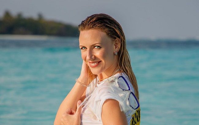 "Оце вже екзотика": Нікітюк у леопардовій сукні активно провела час на острові