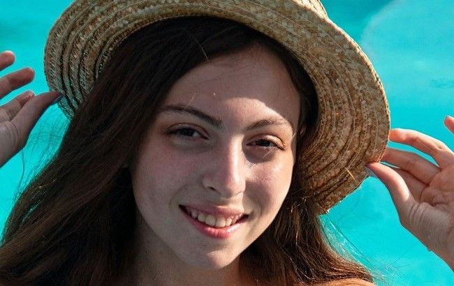 Наступает маме на пятки: дочь Поляковой в купальнике очаровала красотой