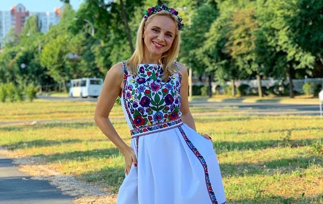 "Красивая украиночка": Лилия Ребрик в венке устроила красочную фотосессию в полях