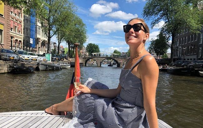 Бархатный сезон: Катя Осадчая в ярком платье прогулялась по Одессе