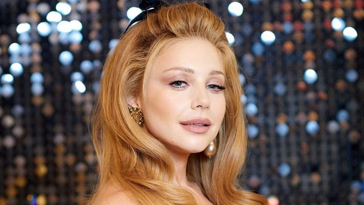 Дивандағы жалаңаш қыз порно фото