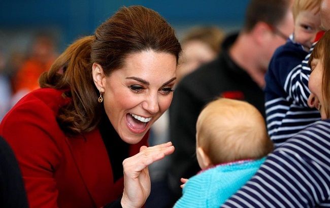 В червоному піджаку і брюках: стильна Кейт Міддлтон захопила стрункою фігурою