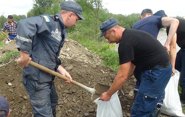 В Ивано-Франковской области из-за оползня приостановлен проезд автотранспорта