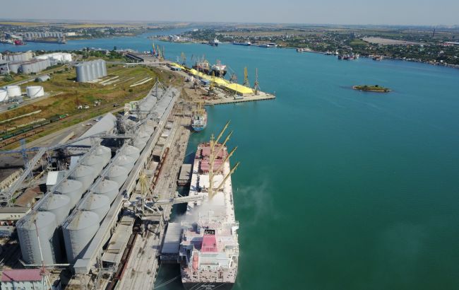 Стало известно, сколько иностранных судов заблокировано в украинских портах