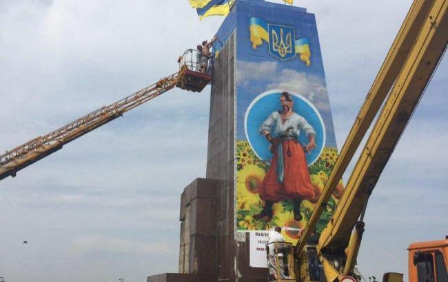 В Запорожье Ленина на постаменте сменил казак