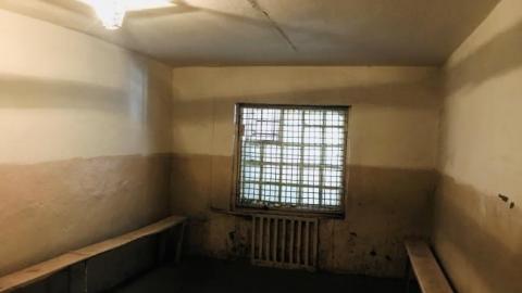 В Хмельницькому СІЗО ув'язненим доводиться по черзі спати на брудній підлозі (фото)