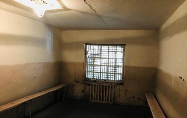 В Хмельницком СИЗО заключенным приходится по очереди спать на грязном полу (фото)