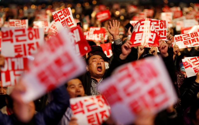 В Южной Корее протестующие продолжают требовать отставки президента