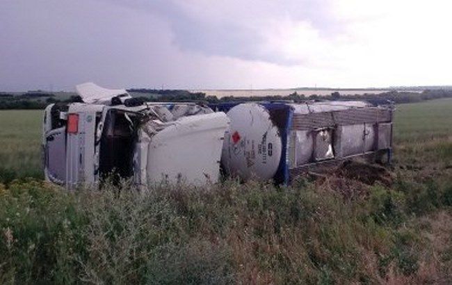У Дніпропетровській області перекинулася вантажівка з хімічною речовиною