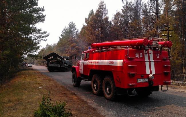 ДСНС продовжує цілодобово гасити пожежу під Чорнобилем