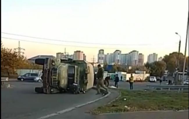 У Києві перекинулася військова вантажівка