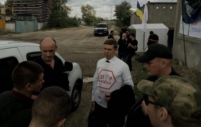Громадські активісти вимагають закриття нелегальної точки по видобутку піску на Видубичах у Києві