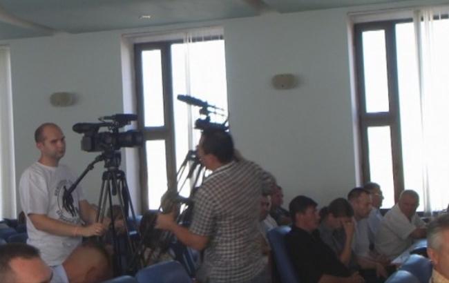 Оператор ТРК у Лисичанську прийшов на сесію міськради у футболці "ввічливими людьми"