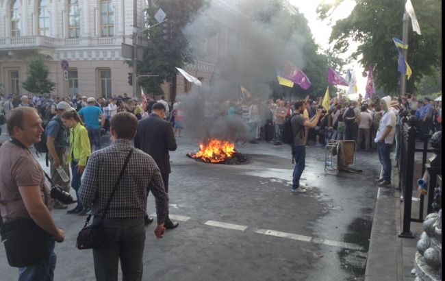 Близько 300 протестуючих досі залишається під будівлею Ради