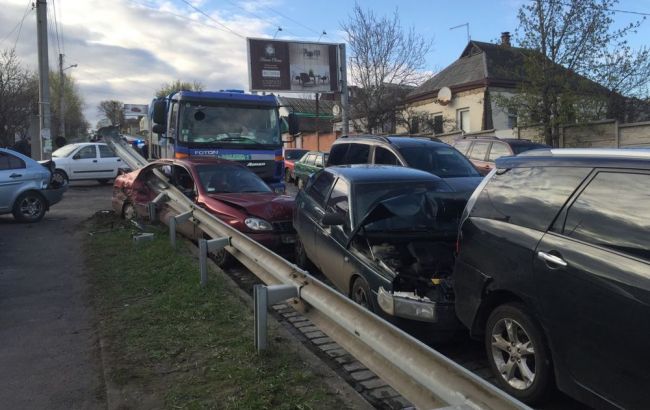 У Харкові в ДТП потрапило відразу 9 автомобілів, є постраждалі