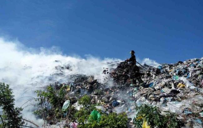Под Киевом возник пожар на свалке