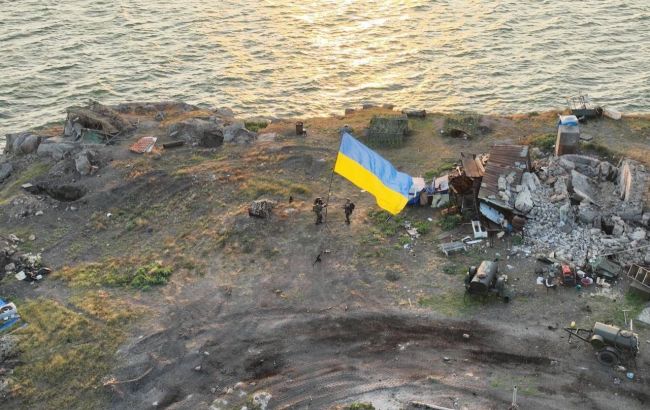 ВСУ установили флаг Украины на острове Змеиный (фото и видео)